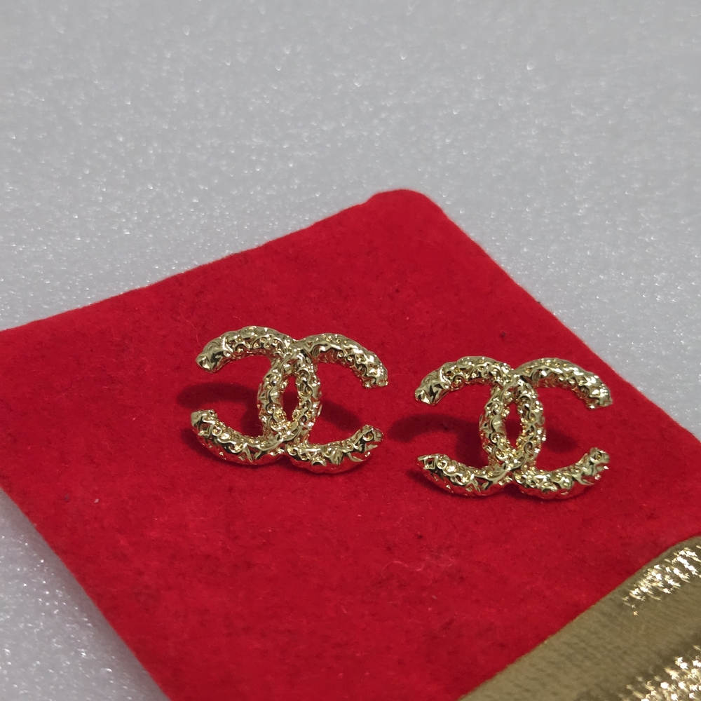 Gold stud Earrings *new